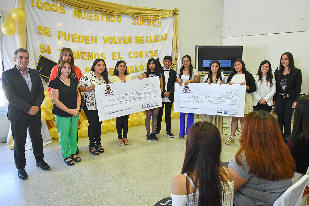 El colegio María Teresa Cadena de Hessling recibió los premios del concurso de Cutura Tributaria